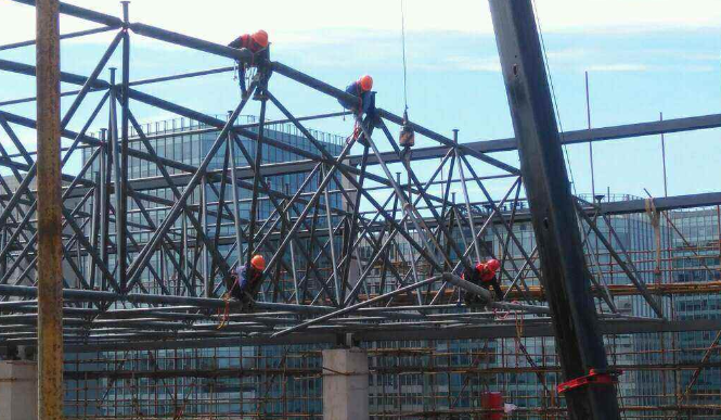 磐石论网架装配施工中搭设脚手架应当留神的事故